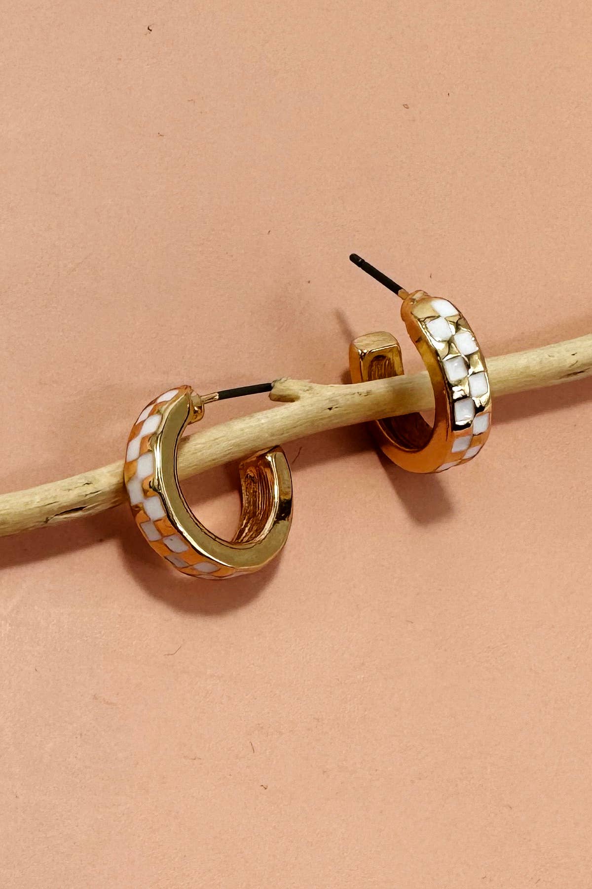 JOSSLYN by Wall to Wall - MINI CHECKER HOOP HUGGIE EARRINGS | 31E24864