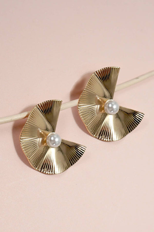 TEXTURED FAN SHAPE PEARL STUD EARRINGS | 31E24936