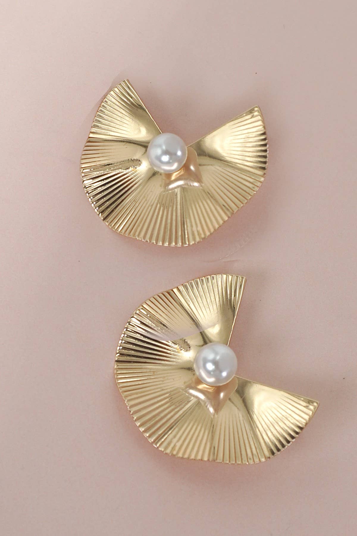 TEXTURED FAN SHAPE PEARL STUD EARRINGS | 31E24936